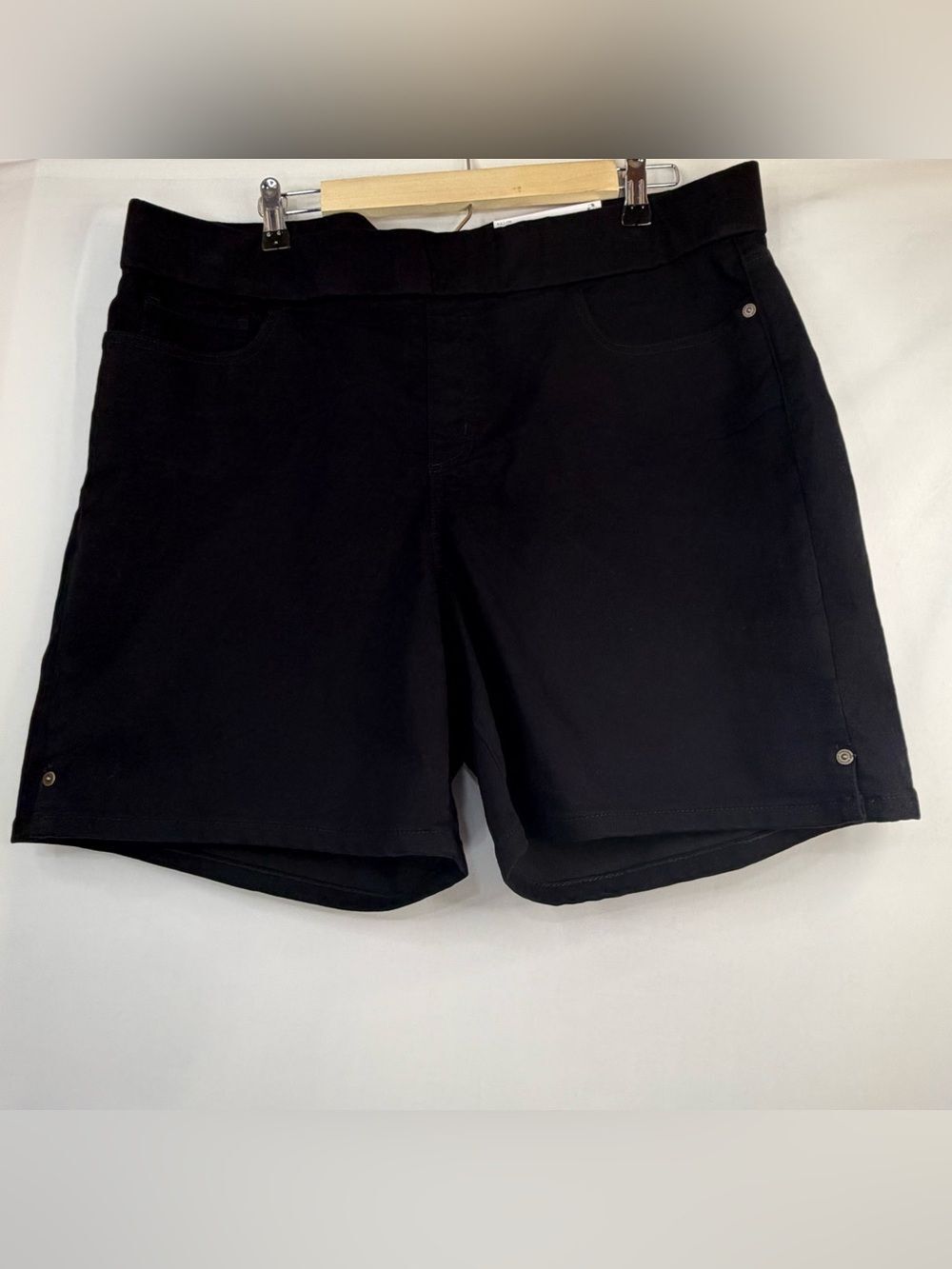 Liz Claiborne Size 14 Amber Mid Rise Pull-On Black Shorts Stretch
